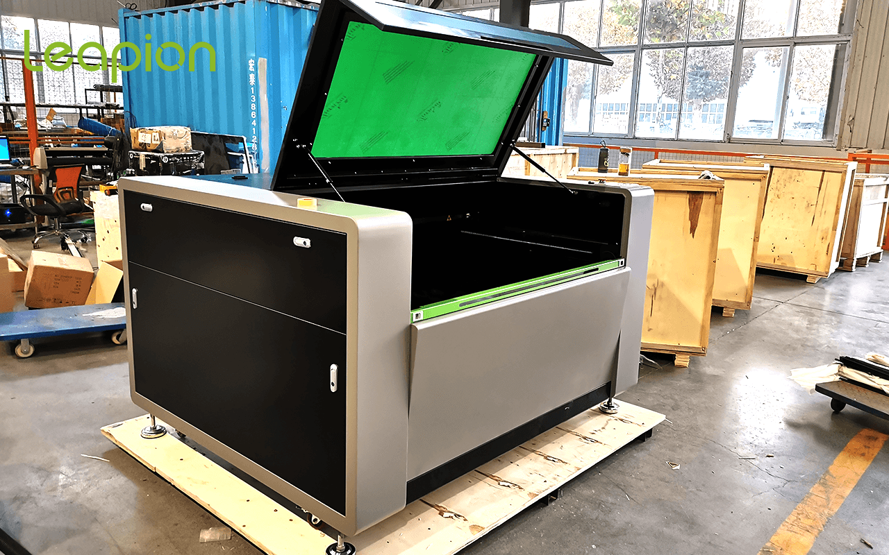 CO2 laser cutting machine