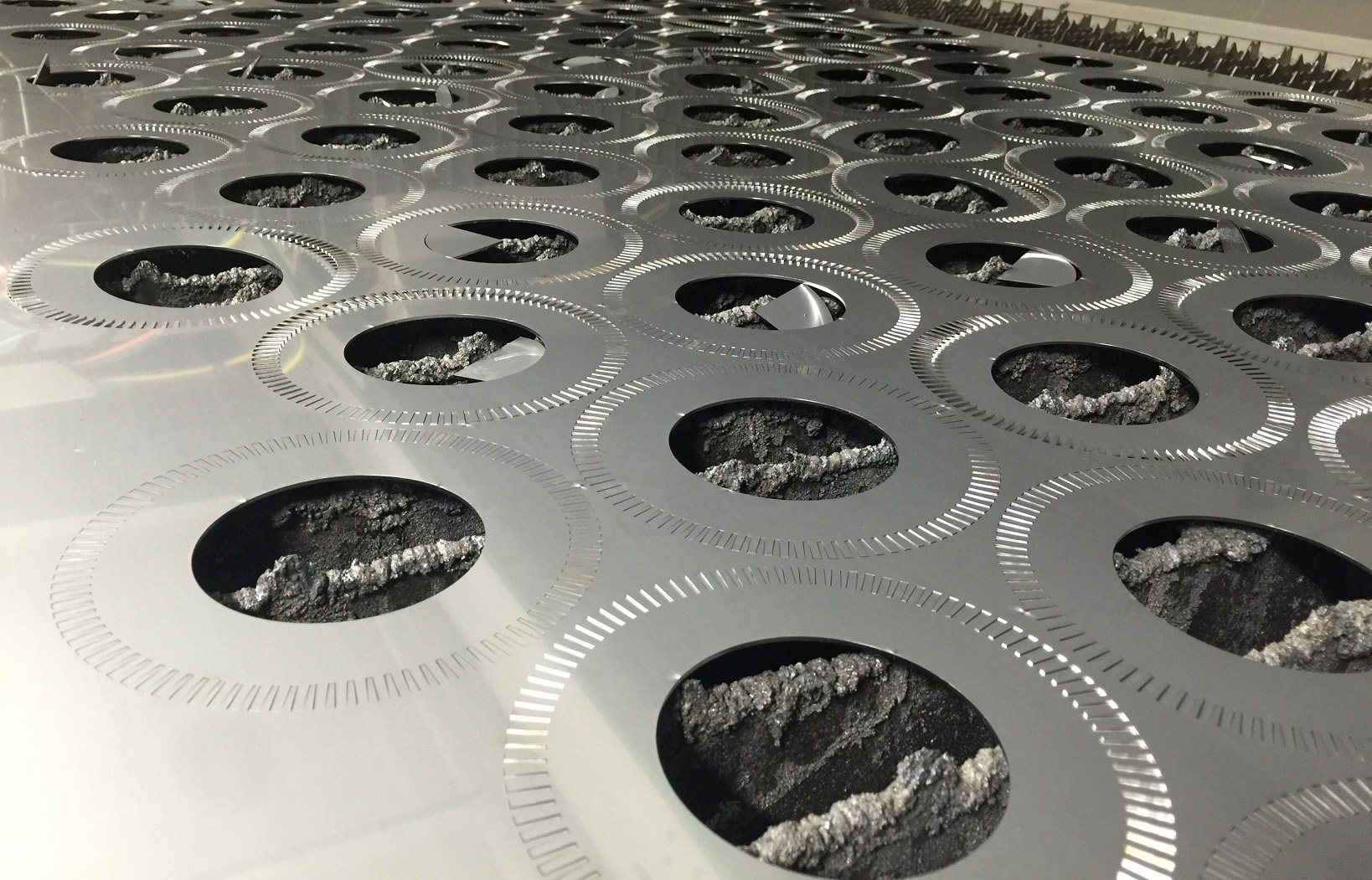 Cutting round hole is not round? Tell you how I adjust the fiber laser cutting machine!