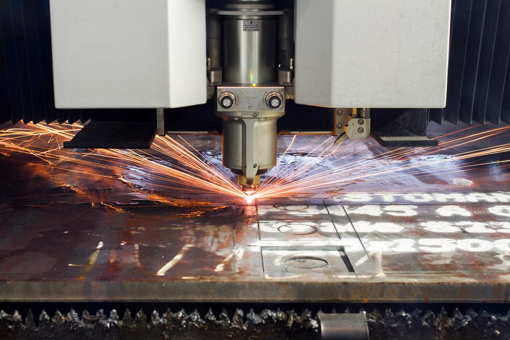 The difference between traditional co2 metal cutting machines and fiber laser cutting machine